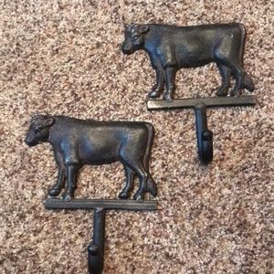 2 cow cast iron wall hangings